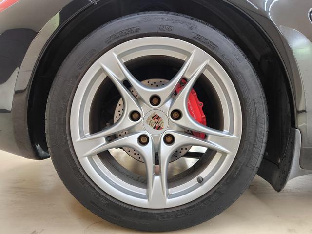 ケイマン Ｓ　ワンオーナー　禁煙車　左ハンドル　走行２万Ｋ台　６速マニュアル車　ハーフレザー　シートヒーター　ナビ　フルセグＴＶ　取説整備手帳　スペアキー　盗難防止システム　　純正１８ＡＷ　ＥＴＣ　横滑り防止機能（16枚目）