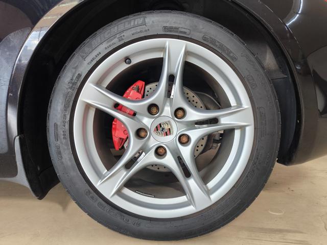 ケイマン Ｓ　ワンオーナー　禁煙車　左ハンドル　走行２万Ｋ台　６速マニュアル車　ハーフレザー　シートヒーター　ナビ　フルセグＴＶ　取説整備手帳　スペアキー　盗難防止システム　　純正１８ＡＷ　ＥＴＣ　横滑り防止機能（17枚目）