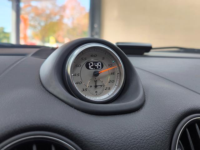 ケイマン Ｓ　ワンオーナー　禁煙車　左ハンドル　走行２万Ｋ台　６速マニュアル車　ハーフレザー　シートヒーター　ナビ　フルセグＴＶ　取説整備手帳　スペアキー　盗難防止システム　　純正１８ＡＷ　ＥＴＣ　横滑り防止機能（30枚目）