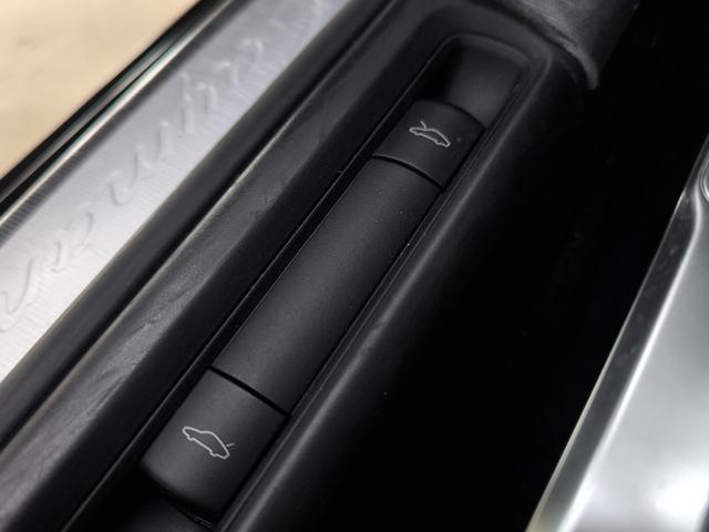 ケイマン Ｓ　ワンオーナー　禁煙車　左ハンドル　走行２万Ｋ台　６速マニュアル車　ハーフレザー　シートヒーター　ナビ　フルセグＴＶ　取説整備手帳　スペアキー　盗難防止システム　　純正１８ＡＷ　ＥＴＣ　横滑り防止機能（31枚目）