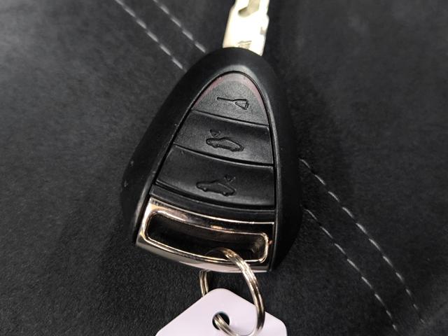 ケイマン Ｓ　ワンオーナー　禁煙車　左ハンドル　走行２万Ｋ台　６速マニュアル車　ハーフレザー　シートヒーター　ナビ　フルセグＴＶ　取説整備手帳　スペアキー　盗難防止システム　　純正１８ＡＷ　ＥＴＣ　横滑り防止機能（40枚目）