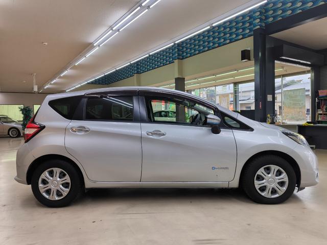 ノート ｅ－パワー　Ｘ　車検整備付　禁煙車　走行１万Ｋ台　純正ナビ　バックカメラ　３６０度カメラ　フルセグＴＶ　衝突軽減ブレーキ　クリアランスソナー　純正デジタルミラー　取説整備手帳　スペアキー　盗難防止システム（4枚目）
