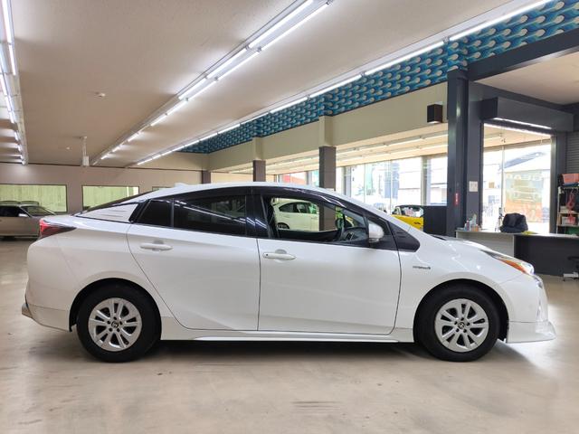 プリウス S 禁煙車 車検R9年3月 プリクラッシュシステム 純正ナビ バックカメラ フルセグTV LEDヘッドライト クルーズコントロール レーンキープアシスト エアロ ETC 盗難防止システム 純正AW(4枚目)