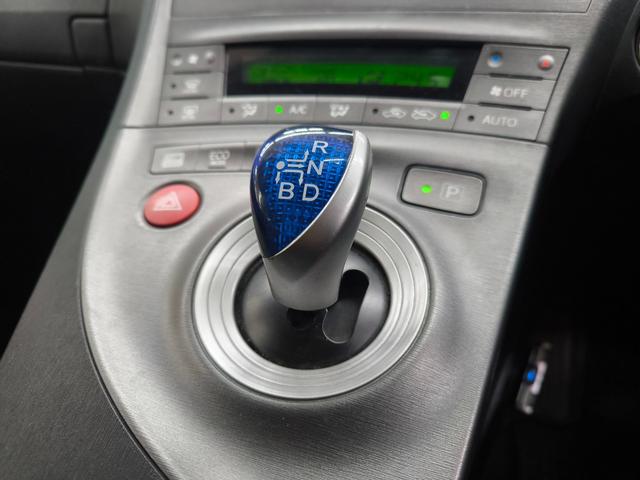 プリウス Ｇ　純正ナビ・フルセグ・バックカメラ！ＣＤ・ＤＶＤ再生！ステアリングリモコン！ＥＴＣ！ＨＩＤヘッドライト！セルスタードライブレコーダー！純正１５インチアルミ！スマートキー＆プッシュスタート！取説整備手帳（32枚目）