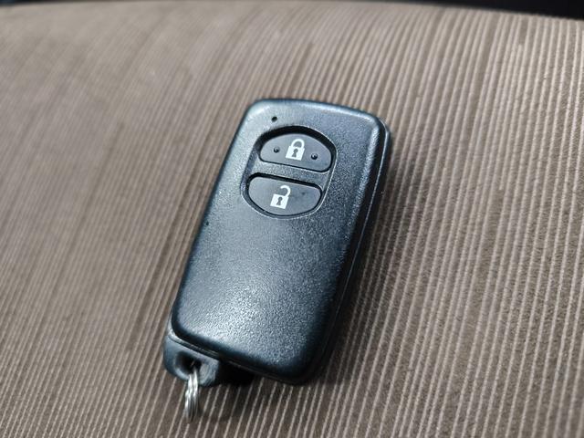 プリウス Ｇ　純正ナビ・フルセグ・バックカメラ！ＣＤ・ＤＶＤ再生！ステアリングリモコン！ＥＴＣ！ＨＩＤヘッドライト！セルスタードライブレコーダー！純正１５インチアルミ！スマートキー＆プッシュスタート！取説整備手帳（52枚目）