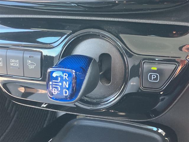 プリウス Ａ　クリアランスソナー　レーンアシスト　オートクルーズコントロール　パークアシスト　衝突被害軽減システム　バックカメラ　ナビ　ＴＶ　アルミホイール　オートマチックハイビーム　オートライト（9枚目）