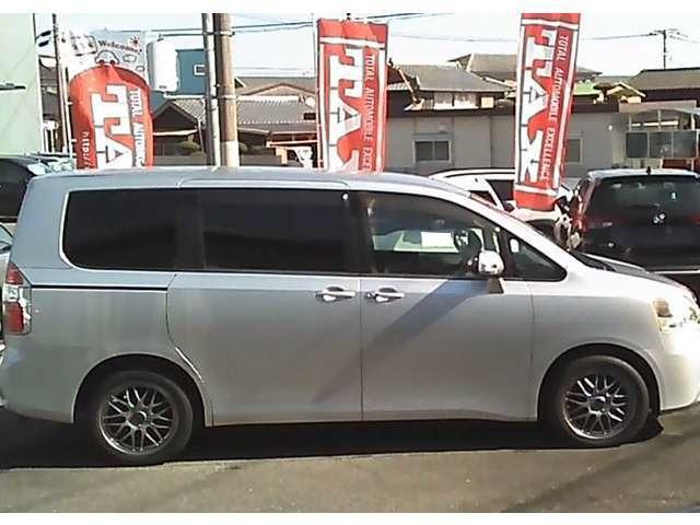 ノア X Lセレクション 社外ナビ DVD再生 CD再生 Bluetooth バックカメラ ETC オートエアコン 片側電動スライドドア スマートキー 電動格納ミラー 3列シート UVカットプライバシーガラス(5枚目)