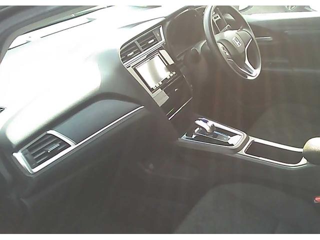 フィットハイブリッド シャトルハイブリッド　スマートキー　社外ナビ　ワンセグＴＶ　ＥＴＣ　バックカメラ　横滑り防止装置　衝突被害軽減ブレーキ　盗難防止装置　アイドリングストップ　電動格納ミラー　オートライト　オートエアコン（9枚目）