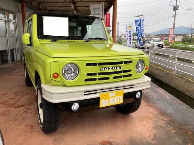 ジムニー ＸＣ　ｔｈｅ　ＲＯＯＴＳ　４ＷＤ　レーンアシスト　スマートキー　電動格納ミラー　シートヒーター　ＡＴ　アルミホイール　盗難防止システム　衝突被害軽減システム　衝突安全ボディ　新車未登録（3枚目）