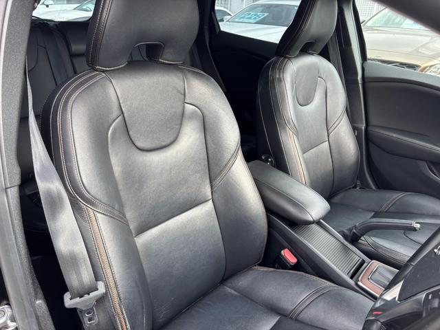 Ｖ４０ Ｄ４　モメンタム　ディーゼルターボ・ブレーキサポート・純正ナビ・フルセグ・バックカメラ・ＥＴＣ・ＬＥＤ・純正アルミ・ルーフレール・シートヒーター・革シート・電動シートメモリー付・パドルシフト・スマートキー（15枚目）