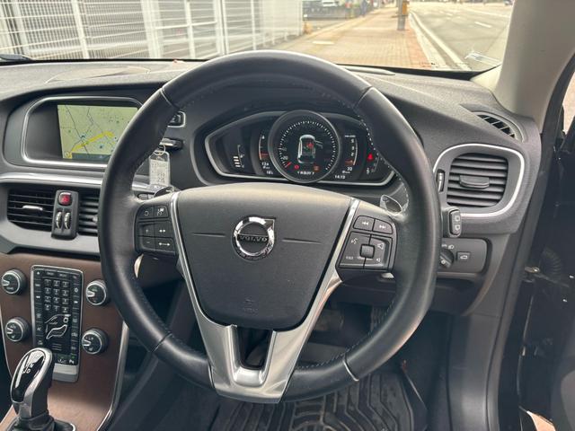 Ｖ４０ Ｄ４　モメンタム　ディーゼルターボ・ブレーキサポート・純正ナビ・フルセグ・バックカメラ・ＥＴＣ・ＬＥＤ・純正アルミ・ルーフレール・シートヒーター・革シート・電動シートメモリー付・パドルシフト・スマートキー（21枚目）