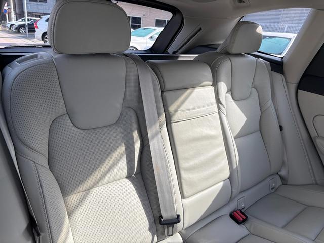 ＸＣ６０ Ｄ４　ＡＷＤ　インスクリプション　ディーゼルターボ　４ＷＤ　ブレーキサポート　センターディスプレイ　純正ナビ　フルセグテレビ　スマートキー　３６０°アラウンドビュー　純正アルミ　革／電動シート（17枚目）