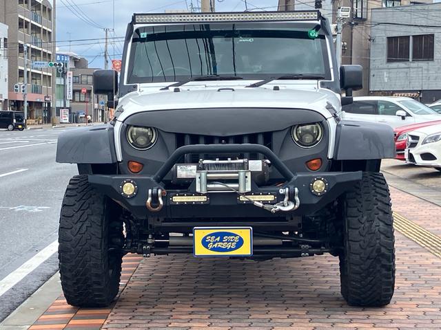 ジープ・ラングラーアンリミテッド スポーツ　リフトアップ　バンパーガード　新品スタットレスタイヤ付　新品チェーン　純正アルミ　電動ウインチ　ＲＯＵＧＨ　ＣＯＵＮＴＲＹサスペンション　オーバーフェンダー　ＬＥＤライト　ＥＴＣ（3枚目）
