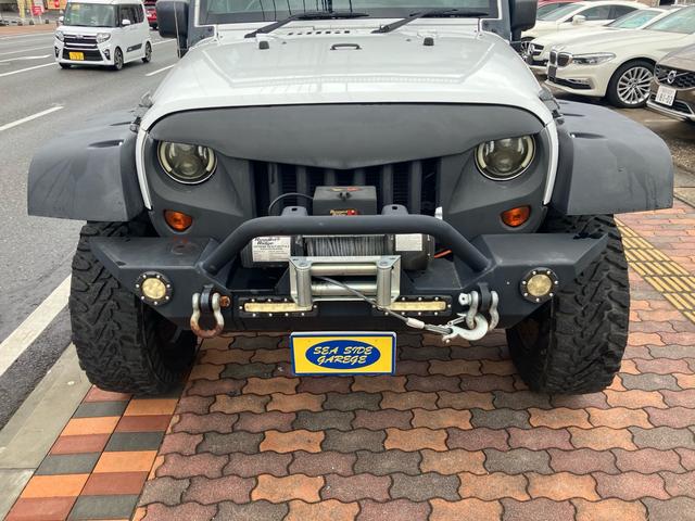 ジープ・ラングラーアンリミテッド スポーツ　リフトアップ　バンパーガード　新品スタットレスタイヤ付　新品チェーン　純正アルミ　電動ウインチ　ＲＯＵＧＨ　ＣＯＵＮＴＲＹサスペンション　オーバーフェンダー　ＬＥＤライト　ＥＴＣ（4枚目）
