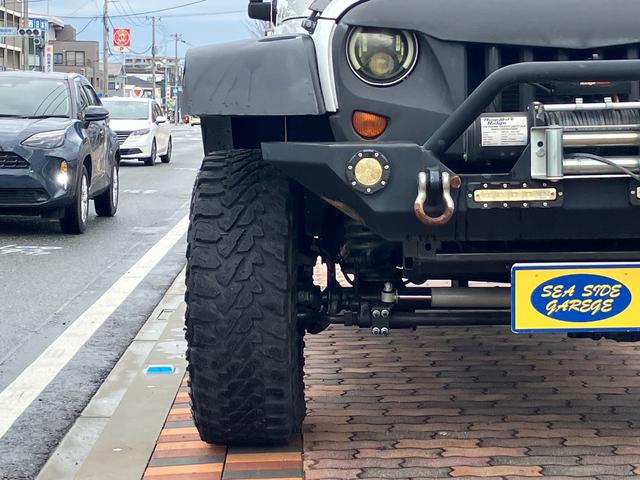 ジープ・ラングラーアンリミテッド スポーツ　リフトアップ　バンパーガード　新品スタットレスタイヤ付　新品チェーン　純正アルミ　電動ウインチ　ＲＯＵＧＨ　ＣＯＵＮＴＲＹサスペンション　オーバーフェンダー　ＬＥＤライト　ＥＴＣ（5枚目）