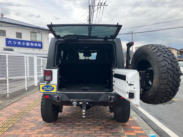 ジープ・ラングラーアンリミテッド スポーツ　リフトアップ　バンパーガード　新品スタットレスタイヤ付　新品チェーン　純正アルミ　電動ウインチ　ＲＯＵＧＨ　ＣＯＵＮＴＲＹサスペンション　オーバーフェンダー　ＬＥＤライト　ＥＴＣ（12枚目）