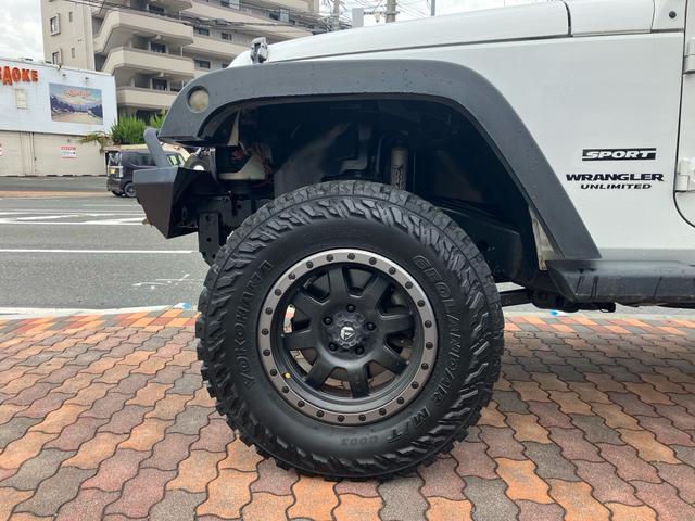 ジープ・ラングラーアンリミテッド スポーツ　リフトアップ　バンパーガード　新品スタットレスタイヤ付　新品チェーン　純正アルミ　電動ウインチ　ＲＯＵＧＨ　ＣＯＵＮＴＲＹサスペンション　オーバーフェンダー　ＬＥＤライト　ＥＴＣ（13枚目）