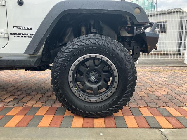ジープ・ラングラーアンリミテッド スポーツ　リフトアップ　バンパーガード　新品スタットレスタイヤ付　新品チェーン　純正アルミ　電動ウインチ　ＲＯＵＧＨ　ＣＯＵＮＴＲＹサスペンション　オーバーフェンダー　ＬＥＤライト　ＥＴＣ（15枚目）