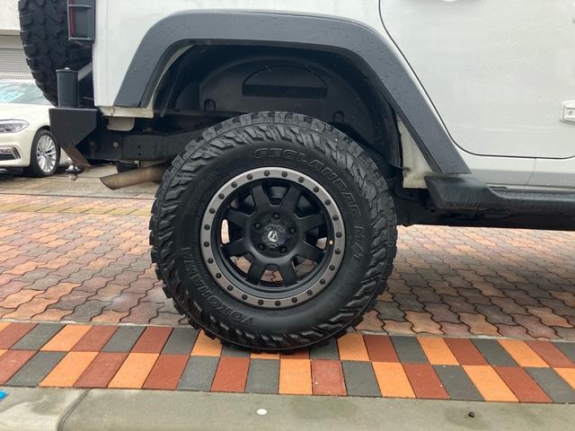 ジープ・ラングラーアンリミテッド スポーツ　リフトアップ　バンパーガード　新品スタットレスタイヤ付　新品チェーン　純正アルミ　電動ウインチ　ＲＯＵＧＨ　ＣＯＵＮＴＲＹサスペンション　オーバーフェンダー　ＬＥＤライト　ＥＴＣ（16枚目）