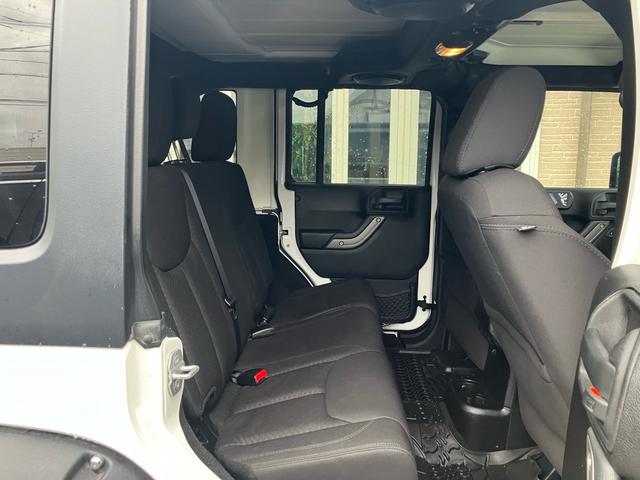 ジープ・ラングラーアンリミテッド スポーツ　リフトアップ　バンパーガード　新品スタットレスタイヤ付　新品チェーン　純正アルミ　電動ウインチ　ＲＯＵＧＨ　ＣＯＵＮＴＲＹサスペンション　オーバーフェンダー　ＬＥＤライト　ＥＴＣ（20枚目）