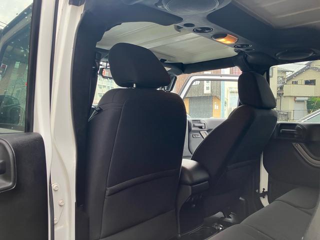 ジープ・ラングラーアンリミテッド スポーツ　リフトアップ　バンパーガード　新品スタットレスタイヤ付　新品チェーン　純正アルミ　電動ウインチ　ＲＯＵＧＨ　ＣＯＵＮＴＲＹサスペンション　オーバーフェンダー　ＬＥＤライト　ＥＴＣ（24枚目）