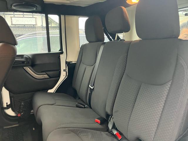 ジープ・ラングラーアンリミテッド スポーツ　リフトアップ　バンパーガード　新品スタットレスタイヤ付　新品チェーン　純正アルミ　電動ウインチ　ＲＯＵＧＨ　ＣＯＵＮＴＲＹサスペンション　オーバーフェンダー　ＬＥＤライト　ＥＴＣ（25枚目）