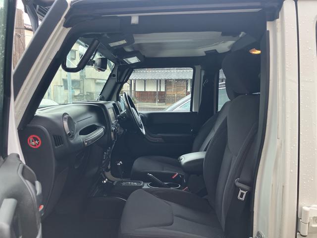 ジープ・ラングラーアンリミテッド スポーツ　リフトアップ　バンパーガード　新品スタットレスタイヤ付　新品チェーン　純正アルミ　電動ウインチ　ＲＯＵＧＨ　ＣＯＵＮＴＲＹサスペンション　オーバーフェンダー　ＬＥＤライト　ＥＴＣ（26枚目）