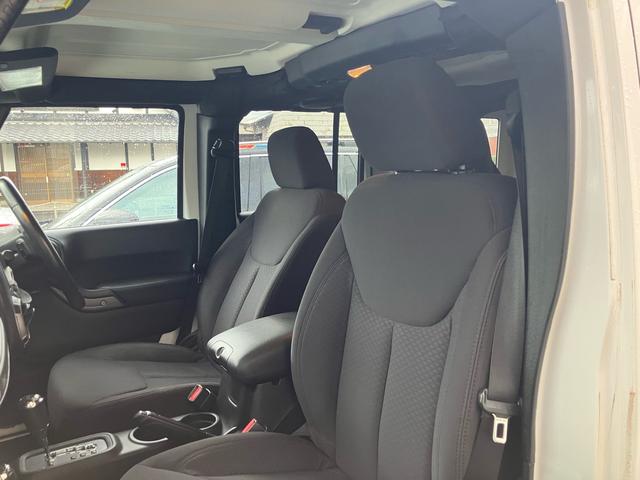 ジープ・ラングラーアンリミテッド スポーツ　リフトアップ　バンパーガード　新品スタットレスタイヤ付　新品チェーン　純正アルミ　電動ウインチ　ＲＯＵＧＨ　ＣＯＵＮＴＲＹサスペンション　オーバーフェンダー　ＬＥＤライト　ＥＴＣ（28枚目）