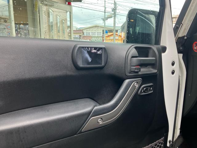 ジープ・ラングラーアンリミテッド スポーツ　リフトアップ　バンパーガード　新品スタットレスタイヤ付　新品チェーン　純正アルミ　電動ウインチ　ＲＯＵＧＨ　ＣＯＵＮＴＲＹサスペンション　オーバーフェンダー　ＬＥＤライト　ＥＴＣ（30枚目）