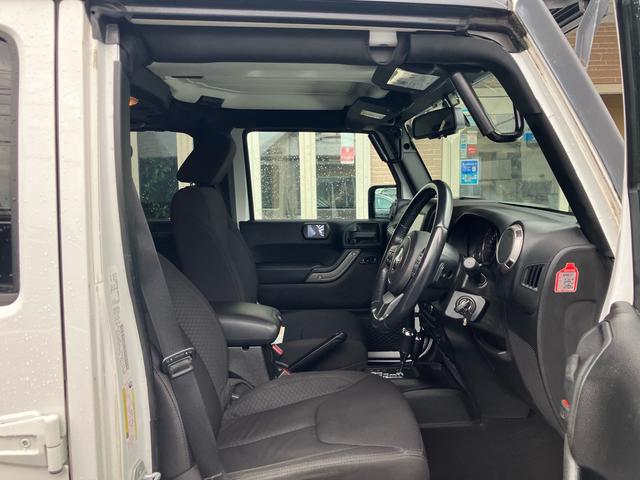 ジープ・ラングラーアンリミテッド スポーツ　リフトアップ　バンパーガード　新品スタットレスタイヤ付　新品チェーン　純正アルミ　電動ウインチ　ＲＯＵＧＨ　ＣＯＵＮＴＲＹサスペンション　オーバーフェンダー　ＬＥＤライト　ＥＴＣ（36枚目）