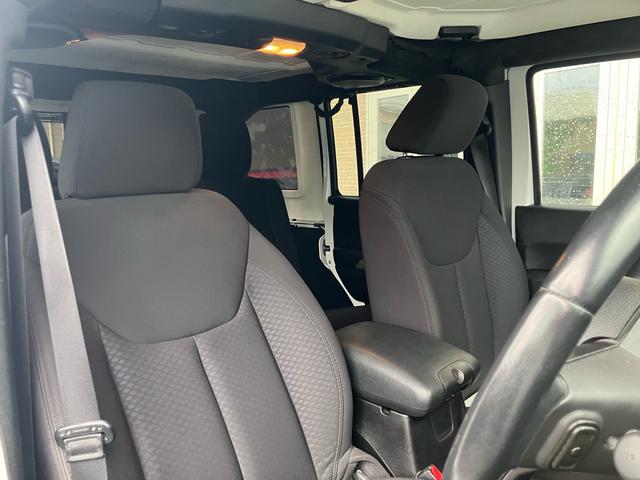 ジープ・ラングラーアンリミテッド スポーツ　リフトアップ　バンパーガード　新品スタットレスタイヤ付　新品チェーン　純正アルミ　電動ウインチ　ＲＯＵＧＨ　ＣＯＵＮＴＲＹサスペンション　オーバーフェンダー　ＬＥＤライト　ＥＴＣ（38枚目）