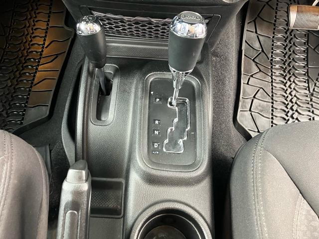 ジープ・ラングラーアンリミテッド スポーツ　リフトアップ　バンパーガード　新品スタットレスタイヤ付　新品チェーン　純正アルミ　電動ウインチ　ＲＯＵＧＨ　ＣＯＵＮＴＲＹサスペンション　オーバーフェンダー　ＬＥＤライト　ＥＴＣ（45枚目）