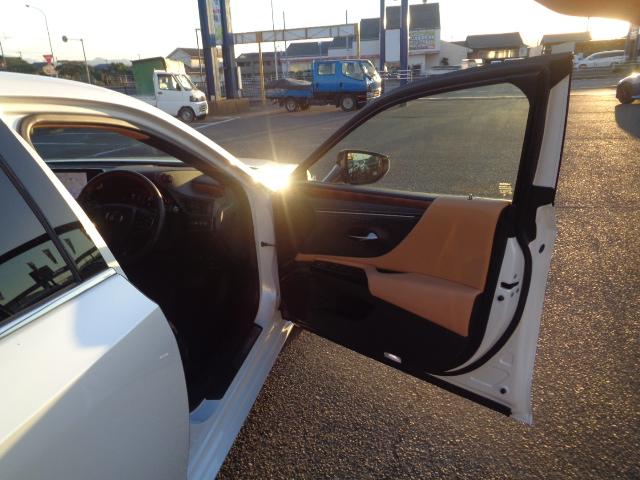 ES ES300h バージョンL 純正フルセグナビ BT サンルーフ 全方位カメラ デジタルインナーミラー 置くだけ充電 前後ドラレコ 3眼LEDオートヘッド PCS BSM シートヒーター ステアリングヒーター ベンチレーション(24枚目)