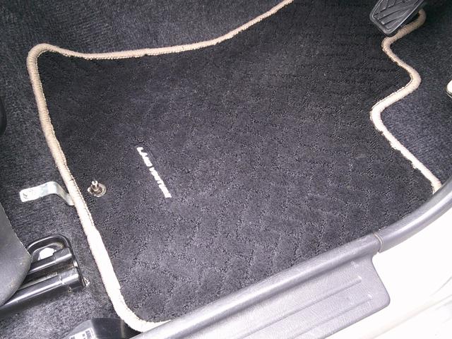 販売車輌は全車１年間走行距離無制限の保証付きです。全国保証になりますので遠方のお客様でもお近くの各ディーラーにて保証修理が可能です。また２年〜３年の長期保証プランもご準備しています。