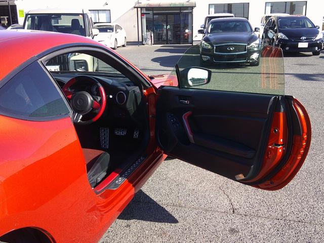 販売車輌は全車１年間走行距離無制限の保証付きです。全国保証になりますので遠方のお客様でもお近くの各ディーラーにて保証修理が可能です。また２年〜３年の長期保証プランもご準備しています。