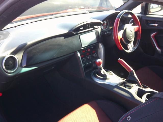 販売車輌は全車１年間走行距離無制限の保証付きです。全国保証になりますので遠方のお客様でもお近くの各ディーラーにて保証修理が可能です。また２年〜３年の長期保証プランもご準備しています。