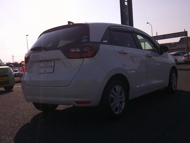 フィット ベーシック　純正ナビ　Ｂｌｕｅｔｏｏｔｈ　バックカメラ　前後ドラレコ　スマートキー×２　オートＬＥＤヘッド　クルーズコントロール　ビルトインＥＴＣ　電動パーキング　パーキングソナー　ステリモ（7枚目）