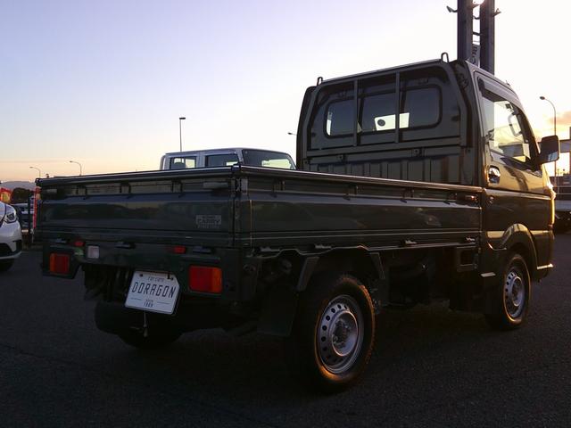 キャリイトラック ＫＣスペシャル　ＭＴ　４ＷＤ　ブレーキサポート　オートライト　荷台ゴムマット　キーレス　純正オーディオ　車線逸脱防止（8枚目）