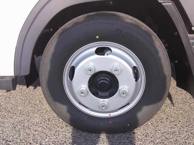 キャンター Ｗキャブ全低床　登録済未使用車　Ｂｌｕｅｔｏｏｔｈ付きオーディオ　バックカメラ　フル液晶メーター　スマートキー×２　ラバーマット　電格ミラー　サイドバイザー（17枚目）