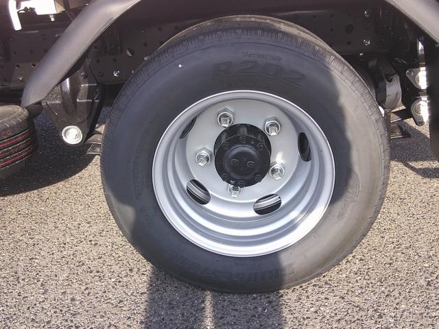 キャンター Ｗキャブ全低床　登録済未使用車　Ｂｌｕｅｔｏｏｔｈ付きオーディオ　バックカメラ　フル液晶メーター　スマートキー×２　ラバーマット　電格ミラー　サイドバイザー（18枚目）