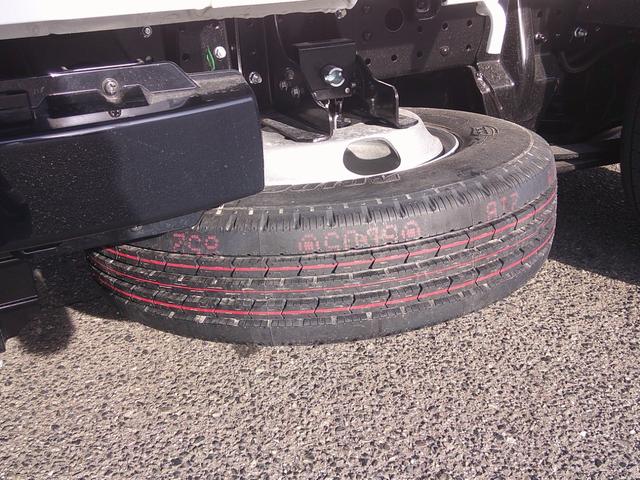 キャンター Ｗキャブ全低床　登録済未使用車　Ｂｌｕｅｔｏｏｔｈ付きオーディオ　バックカメラ　フル液晶メーター　スマートキー×２　ラバーマット　電格ミラー　サイドバイザー（19枚目）