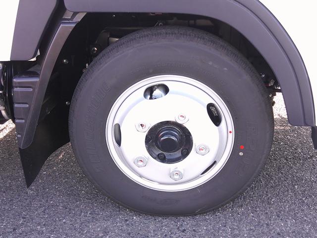 キャンター Ｗキャブ全低床　登録済未使用車　Ｂｌｕｅｔｏｏｔｈ付きオーディオ　バックカメラ　フル液晶メーター　スマートキー×２　ラバーマット　電格ミラー　サイドバイザー（21枚目）