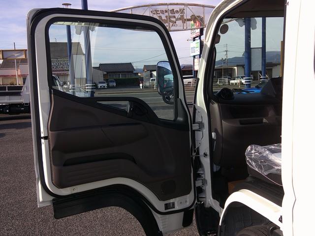 キャンター Ｗキャブ全低床　登録済未使用車　Ｂｌｕｅｔｏｏｔｈ付きオーディオ　バックカメラ　フル液晶メーター　スマートキー×２　ラバーマット　電格ミラー　サイドバイザー（46枚目）