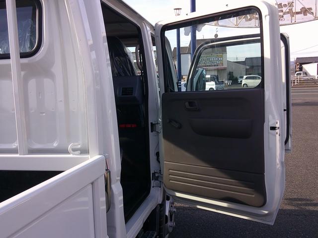 キャンター Ｗキャブ全低床　登録済未使用車　Ｂｌｕｅｔｏｏｔｈ付きオーディオ　バックカメラ　フル液晶メーター　スマートキー×２　ラバーマット　電格ミラー　サイドバイザー（57枚目）