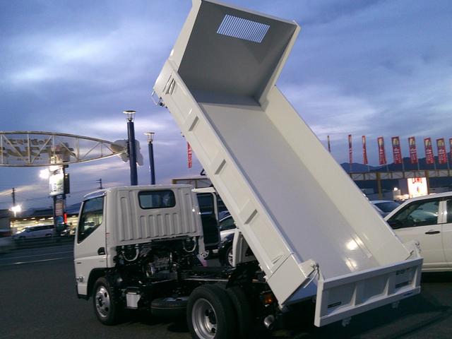 キャンター ダンプ　登録済未使用車　ダンプ　純正Ｂｌｕｅｔｏｏｔｈ付きオーディオ　バックカメラ　スマートキー×２　ＬＥＤヘッド　フル液晶モニター　電格ミラー　ラバーマット（23枚目）