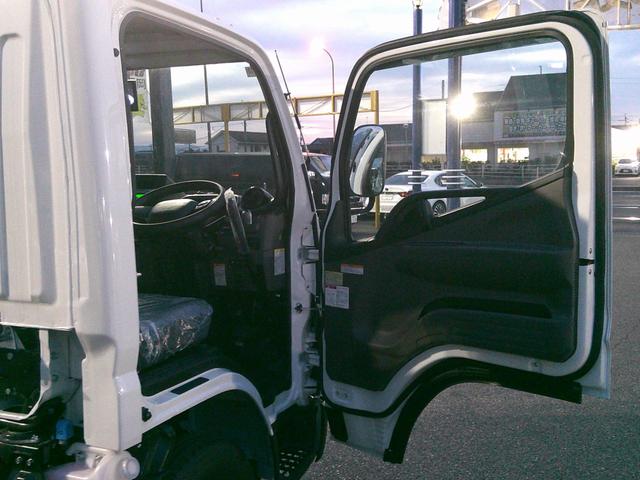 キャンター ダンプ　登録済未使用車　ダンプ　純正Ｂｌｕｅｔｏｏｔｈ付きオーディオ　バックカメラ　スマートキー×２　ＬＥＤヘッド　フル液晶モニター　電格ミラー　ラバーマット（26枚目）