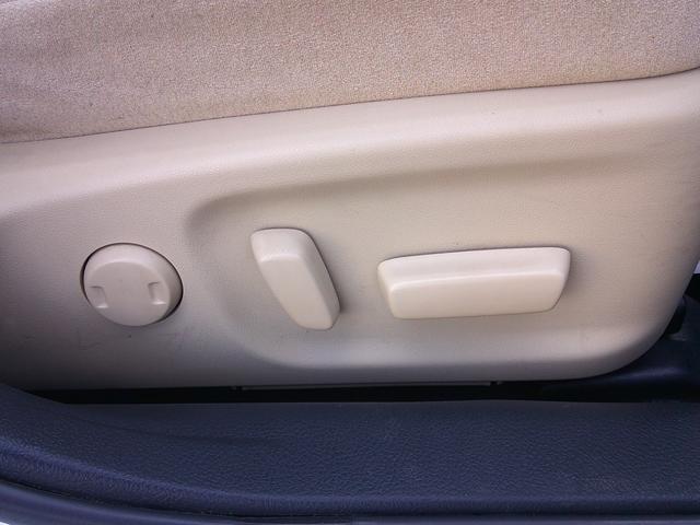 クラウンハイブリッド ロイヤルサルーン　純正フルセグナビ　ＤＶＤ　Ｂｌｕｅｔｏｏｔｈ　バックカメラ　シートヒーター　クルーズコントロール　ブレーキサポート　ビルトインＥＴＣ　パワーシート　ステリモ　ＨＩＤヘッド　スマートキー×２（29枚目）