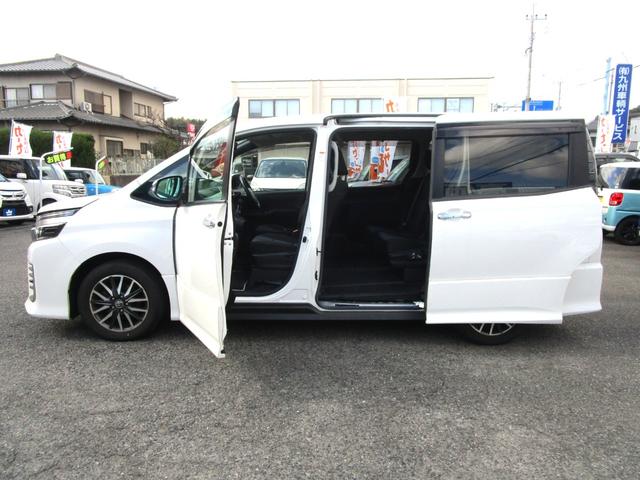 ヴォクシー ＺＳ　煌ＩＩ　衝突被害軽減ブレーキ　９型フルセグナビ　１２．１後席モニター　ＬＥＤヘッドライト　バックモニター　両側電動スライドドア　ＥＴＣ　スマートキー＆プッシュスタート　Ｂｌｕｅｔｏｏｔｈ対応　１６インチＡＷ（12枚目）