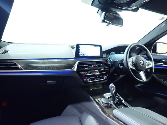 ●乗り心地と運転しやすさを重視したコックピットは、座った瞬間からドライバーの運転意欲をかき立てます！