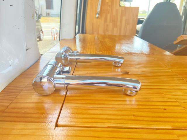スクラム ＰＡ　キッチンカー　移動販売　２層シンク　給水ポンプ　室内電源コンセント　左＆後ろ販売窓口　販売カウンター　販売パラソルたて　販売室仕切り　ルーフキャリア　ＥＴＣ　走行７．２万キロ　車検２年（18枚目）